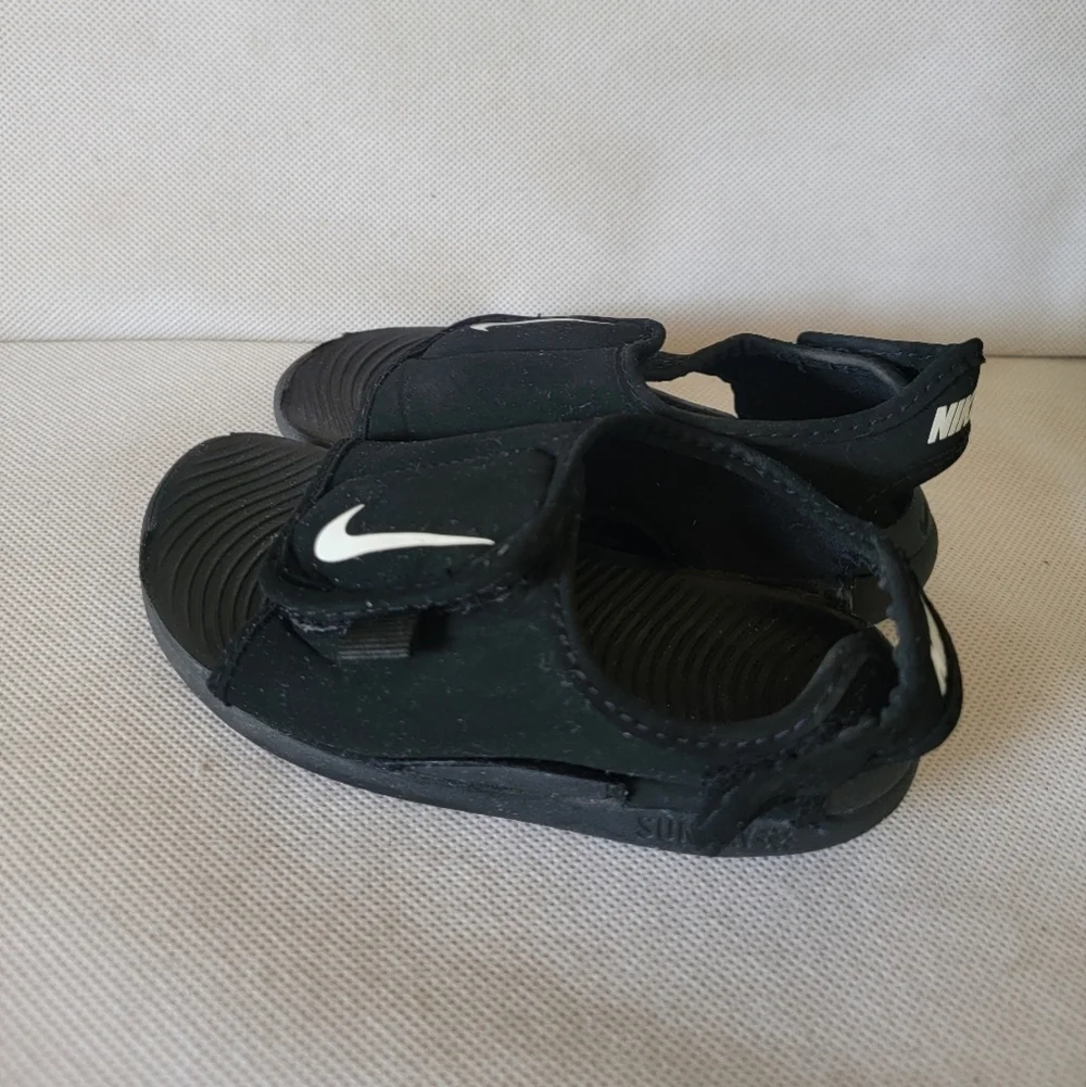 *CHILDREN'S NIKE BLACK SANDALS‎ WITH HOOK AND LOOP CLOSURES (sz 10)